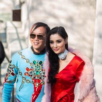 Soal fashion, Stephen Hung bisa dibilang berani dalam berpenampilan. Seperti dalam penampilannya ini ia menggunakan sweater dengan aksesori bling-bling dan tampil mengenakan dasi di bagian dalamnya. Foto: dok. Instagram/@deborahhung