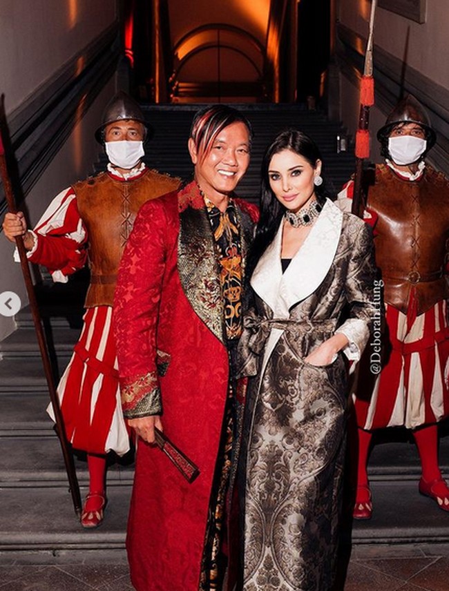 Omongan miring tentang keduanya tampak tidak mempengaruhi rumah tangga mereka. Stephen Hung dan Deborah hidup berumah tangga adem ayem selama lebih dari 10 tahun menikah. Keduanya pun sudah memiliki dua orang anak. Foto: dok. Instagram/@deborahhung