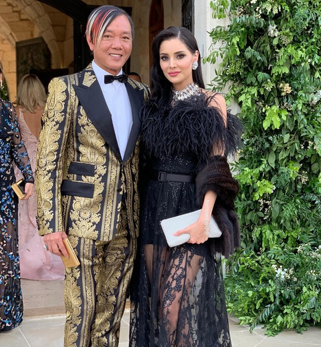 Di tengah banyak yang memuji kecantikan wanita 40 tahun itu, tidak sedikit orang yang menjulukinya pengeruk harta dan menyindirnya menikah demi uang. Foto: dok. Instagram/@deborahhung