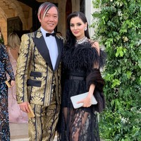 Di tengah banyak yang memuji kecantikan wanita 40 tahun itu, tidak sedikit orang yang menjulukinya pengeruk harta dan menyindirnya menikah demi uang. Foto: dok. Instagram/@deborahhung