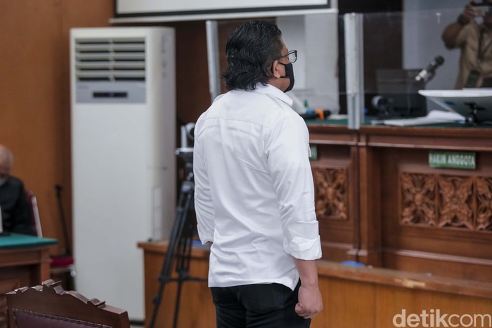 Mantan Kadiv Propam Ferdy Sambo divonis bersalah melakukan pembunuhan berencana terhadap Brigadir Yosua. Sambo dovinis mati.