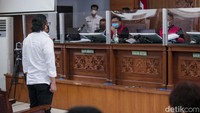 Akhirnya, sidang vonis terhadap Ferdy Sambo pun digelar di PN Jaksel hari ini, Senin (13/02/2023). Majelis hakim menjatuhkan pidana mati kepada mantan Kadiv Propam Polri Ferdy Sambo dalam kasus pembunuhan berencana yang menewaskan Brigadir Yosua. Hakim menyatakan ada sejumlah hal yang memberatkan vonis Sambo, salah satunya perbuatan Sambo mencoreng citra Polri. Hakim menyatakan tidak ada hal meringankan bagi Sambo. Grandyos Zafna/detikcom