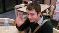 Elijah Wood adalah aktor tenar yang berperan sebagai Frodo di The Lord of The Rings. Pada 2003 film itu meraup penghasilan US$ 1,1 miliar atau setara Rp 15,62 triliun. Wood bisa saja dimanjakan dengan ketenaran dan uang, tapi itu tidak terjadi. Dalam sebuah wawancara dia mengatakan bahwa salah satu pelajaran hidup yang penting baginya adalah kerendahan hati. Menariknya salah satu barang paling mahal yang dia pernah beli adalah peralatan audio untuk rumahnya. (dok. Andy Thrasher)