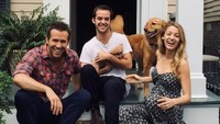 Blake Lively and Ryan Reynolds adalah pasangan manis yang sangat cocok untuk dijadikan panutan banyak orang. Mereka sudah menikah sejak 2012 dan dikaruniai 3 orang anak. Mereka terkenal, sukses dan seharusnya mampu menjalani kehidupan mewah. Tapi keluarga ini memilih untuk tinggal di Pound Ridge, sebuah kota kecil di negara bagian New York. Blake mengatakan bahwa Ryan lebih senang menghabiskan waktu bersama keluarganya, bahkan dia rela mengganti popok anaknya di tengah malam. (dok. East News)