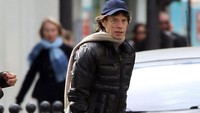 Mungkin hanya segelintir orang di dunia ini yang tidak tahu pentolan dari bank legendaris the Rolling Stones. Pria dengan nama lengkap Sir Michael Philip Jagger ini memiliki 8 orang anak. Baginya anak-anak merupakan segalanya. Dia lebih memilih menghabiskan waktu bersama keluarganya ketimbang hidup menghamburkan harta. (dok. East News)