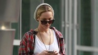 Jennifer Lawrence adalah aktor dengan bayaran paling tinggi di dunia pada 2015 2016. Pendapatannya dalam setahun mencapai US$ 52 juta atau setara Rp 738,4 miliar (kurs Rp 14.200). Dengan pemasukan sebesar itu tentu mudah baginya untuk hidup bermewahan. Tapi dia memilih untuk tinggal di apartemen kecil yang dipenuhi tikus di New York, di kondominium kecil di LA dan rumah biasa di Kentucky. (dok. Pacific Coast News)