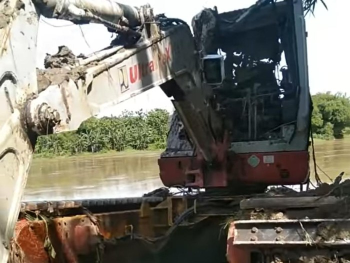 Ekskavator yang hanyut di Bengawan Solo, Blora, dievakuasi.