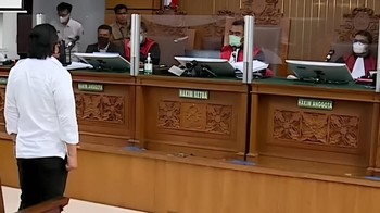 Momen Ferdy Sambo berdiri saat dibacakan vonis hukuman mati oleh hakim. Foto: Dok. detikcom