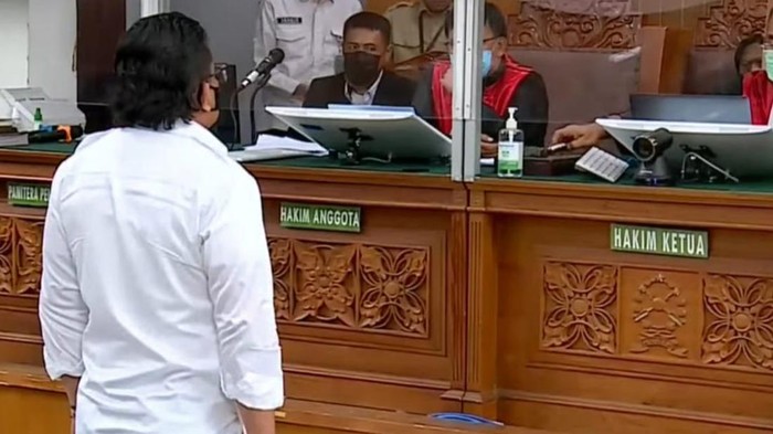 Ferdy Sambo diminta hakim berdiri jelang detik-detik pembacaan vonis hukuman mati. Ferdy Sambo diminta hakim berdiri jelang detik-detik pembacaan vonis hukuman mati.