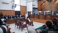 Sidang ini dipimpin majelis hakim yang diketuai Wahyu Iman Santoso.