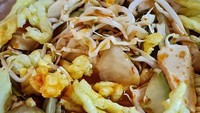 Asinan Betawi Bang Sawal dijajakan secara sederhana dengan gerobak tak jauh dari Mall Taman Anggrek. Isian sayur yang melimpah serta kuah bumbunya yang khas bisa dipesan dengan harga mulai dari Rp 15.000an. Foto: Instagram/Google Review/Istimewa