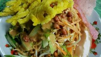 Menu asinan Betawi yang disajikan oleh Warung Asinan Betawi Bu Emi ini diburu para pekerja di sekitar kedainya. Hanya membayar Rp 25.000, para pelanggan sudah bisa mendapat asinan Betawi yang lengkap di Jalan Sirsak, Jagakarsa, Jakarta Selatan. Foto: Instagram/Google Review/Istimewa