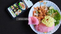 Nikmatnya Asinan Mak Haji dibanderol dengan harga Rp 20.000an saja. Isinya yang melimpah dengan kuah bumbu kacang yang manis, gurih dan sedikit pedas bisa langsung dipesan di Jalan Alamanda No.76, Depok. Foto: Instagram/Google Review/Istimewa