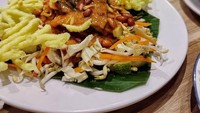Gerobak Betawi menjadi tempat makan yang populer untuk mencicip menu khas Betawi. Lokasinya yang berada di Sunter, Kelapa Gading dan Jakarta Barat ini menjadi tempat yang pas untuk menyantap asinan Betawi. Foto: Instagram/Google Review/Istimewa