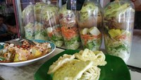Walaupun harganya hanya Rp 15.000an tetapi cita rasa asinan Betawi yang otentik dijaga oleh Warung Asinan Sudi Mampir Ibu Hj. Sopy. Lokasi gerainya ada di Jalan KH Hasyim Ashari, Pinang, Tangerang. Foto: Instagram/Google Review/Istimewa