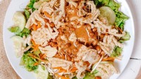 Asinan Ibu Melly bisa ditemukan di Kalibata CIty Square, Pasar Mayestik hingga Ruko Taman Galaxy di Bekasi. Isian yang melimpah dengan bumbu kacang yang kental dibanderol mulai dari Rp 20.000an saja. Foto: Instagram/Google Review/Istimewa
