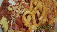 Dalam satu hari, Asinan Betawi H. Asymuni dapat menjual lebih dari 2.000 porsi dengan harga mulai Rp 13.000an per porsinya. Untuk mencicipinya bisa langsung menyambangi di Jalan Pisangan Baru Tengah No.31, Matraman, Jakarta Timur. Foto: Instagram/Google Review/Istimewa