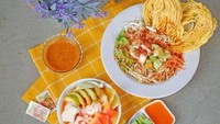 Asinan Betawi Mami Luci menyajikan dua jenis asinan, yaitu sayur dan buah. Seporsi asinan yang dijual mulai dari Rp 20.000an ini bisa dipesan di Jalan Radio Dalam Raya No.11A, Jakarta Selatan. Foto: Instagram/Google Review/Istimewa