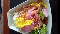 Asam manis khas Asinan Betawi Yance hanya bisa dinikmati melalui pemesanan online dengan harga mulai dari Rp 18.000an. Lokasinya ada di Jalan Sebret Dalam No.2, Jati Padang, Pasar Minggu, Jakarta Selatan. Foto: Instagram/Google Review/Istimewa