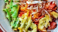 Jika sedang melintasi Jalan Lamandau, jangan lupa untuk mampir ke Asinan Betawi Ibu Yenni. Ciri khas rasa bumbunya yang asam segar cukup dibayarkan mulai dari Rp 18.000an. Foto: Instagram/Google Review/Istimewa