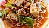 Di Jalan Merawan No.1, Pangkalan Jati, Cinere, Depok ada kedai asinan khas Betawi yang populer bernama Asinan Betawi Bang Endi. Asinannya yang otentik resep Betawi ini dibanderol hanya Rp 15.000an saja. Foto: Instagram/Google Review/Istimewa