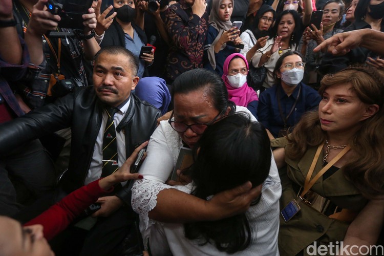 Ibunda Brigadir Yosua Hutabarat, Rosti Simanjuntak menangis usai mendengar vonis hukuman mati terhadap Ferdy Sambo.