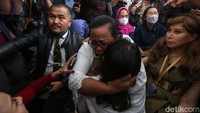 Tangis Rosti pecah saat hakim memvonis terdakwa kasus pembunuhan anaknya yakni Ferdy Sambo dengan vonis mati. Anak Rosti, Yuni Hutabarat nampak menenangkan sang ibunda.