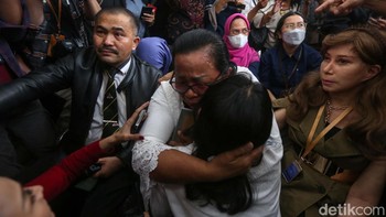 Ibu Nofriansyah Yosua Hutabarat menangis setelah mendengar vonis hukuman mati terhadap Ferdy Sambo. Foto: Grandyos Zafna/detikcom