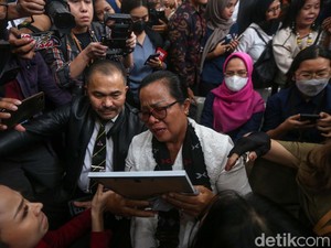 Sambo Divonis Mati, Ibu Yosua Maki Putri Candrawathi