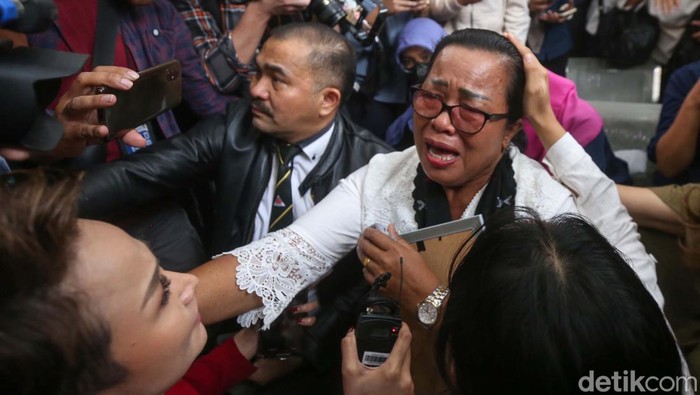 Foto-foto Tangis Ibu Yosua Usai Ferdy Sambo Divonis Mati Ibunda Brigadir Yosua Hutabarat, Rosti Simanjuntak menangis usai mendengar vonis hukuman mati terhadap Ferdy Sambo.