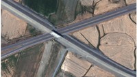 Gabungan foto satelit menunjukkan jembatan layang sebelum gempa di Nurdagi, Turki, 9 Februari 2023 (atas), dan jembatan layang yang sama runtuh setelah gempa di Nurdagi, Turki, 9 Februari 2023. Satellite image copyright 2023 Maxar Technologies/Handout via REUTERS.
