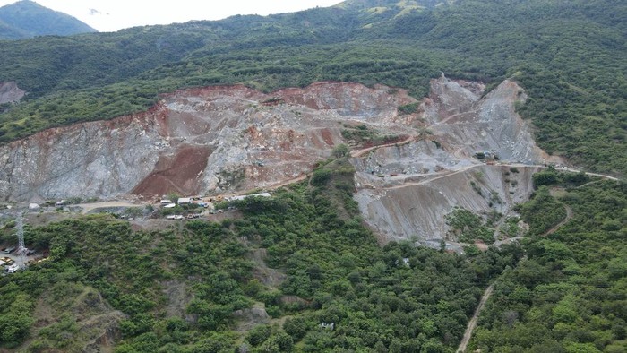 Foto Udara Aktivitas Tambang Galian C di Teluk Palu Foto udara sejumlah kapal tongkang mengangkut material batu pecah di Kawasan Tambang Galian C di Palu, Sulawesi Tengah, Minggu (12/2/2023). Hasil tambang tersebut dipasarkan ke wilayah Kalimantan hingga Papua dan Provinsi Sulawesi Tengah menjadi salah satu kawasan strategis penyangga Ibu Kota Negara (IKN) Nusantara di Kalimantan Timur yang siap menyuplai kebutuhan material seperti pasir, kerikil dan batu guna pembangunan infrastruktrur IKN. ANTARA FOTO/Mohamad Hamzah/nz.