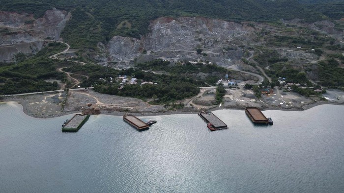 Foto Udara Aktivitas Tambang Galian C di Teluk Palu Foto udara sejumlah kapal tongkang mengangkut material batu pecah di Kawasan Tambang Galian C di Palu, Sulawesi Tengah, Minggu (12/2/2023). Hasil tambang tersebut dipasarkan ke wilayah Kalimantan hingga Papua dan Provinsi Sulawesi Tengah menjadi salah satu kawasan strategis penyangga Ibu Kota Negara (IKN) Nusantara di Kalimantan Timur yang siap menyuplai kebutuhan material seperti pasir, kerikil dan batu guna pembangunan infrastruktrur IKN. ANTARA FOTO/Mohamad Hamzah/nz.