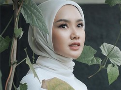 8 Foto Transformasi Gaya Hijab Cita Citata, Kini Terlihat Poni dan Leher