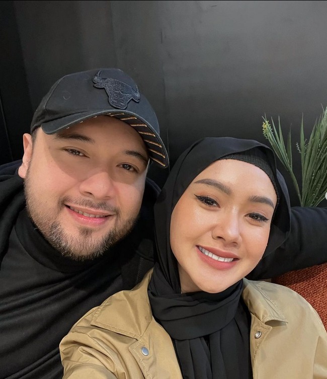 Namun belakangan gaya hijab Cita Citata berubah. Dia kerap tampil dengan hijab yang bagian lehernya terlihat. Warganet langsung memberikan kritik tentang gaya hijabnya. Ada yang menduga ia akan melepaskan hijab. Serius Gak Sih mbak Pakai jilbabnya 😢@cita_citata akhir-akhir ini kok sering posting separuh jilbab mulu😢 kayaknya gak kan bertahan lama deh mbak nya Makai hijab😂, ucap akun @manja_boty_. Kadang hijab tertutup.. Kadang nampak rambut.. Gimana sih.. Kalo mau hijrah jgn setengah setengah lah, kata akun @yannixl635. Foto: Dok. Instagram @cita_citata.