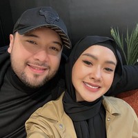 Namun belakangan gaya hijab Cita Citata berubah. Dia kerap tampil dengan hijab yang bagian lehernya terlihat. Warganet langsung memberikan kritik tentang gaya hijabnya. Ada yang menduga ia akan melepaskan hijab. Serius Gak Sih mbak Pakai jilbabnya 😢@cita_citata akhir-akhir ini kok sering posting separuh jilbab mulu😢 kayaknya gak kan bertahan lama deh mbak nya Makai hijab😂, ucap akun @manja_boty_. Kadang hijab tertutup.. Kadang nampak rambut.. Gimana sih.. Kalo mau hijrah jgn setengah setengah lah, kata akun @yannixl635. Foto: Dok. Instagram @cita_citata.
