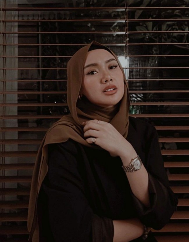 Cita Citata kerap memperlihatkan bagian leher dan sengaja tidak memakai jarum pentul atau peniti pada hijabnya. Foto: Dok. Instagram @cita_citata.