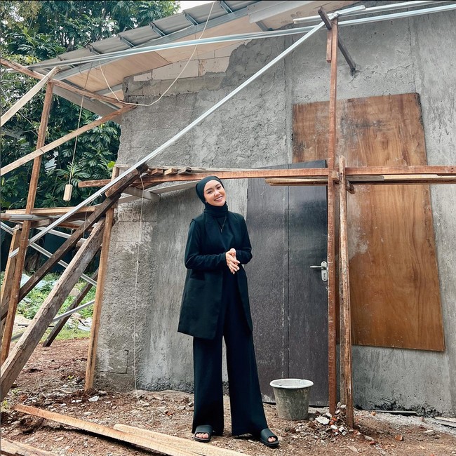 Cita Citata kerap mengunggah foto OOTD hijab serba monokrom. Seperti dalam foto ini, pelantun Goyang Dumang ini ia menggunakan hijab, long blazer dan palazzo pants serba hitam.  Foto: Dok. Instagram @rabbaniprofesorkerudung.