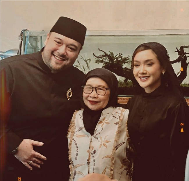 Saaat berfoto dengan sang ibunda dan Didi Mahardika, Cita Citata tampil dengan hijab, namun leher dan poninya terlihat. Foto: Dok. Instagram @cita_citata. Foto: Dok. Instagram @cita_citata.