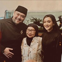 Saaat berfoto dengan sang ibunda dan Didi Mahardika, Cita Citata tampil dengan hijab, namun leher dan poninya terlihat. Foto: Dok. Instagram @cita_citata. Foto: Dok. Instagram @cita_citata.