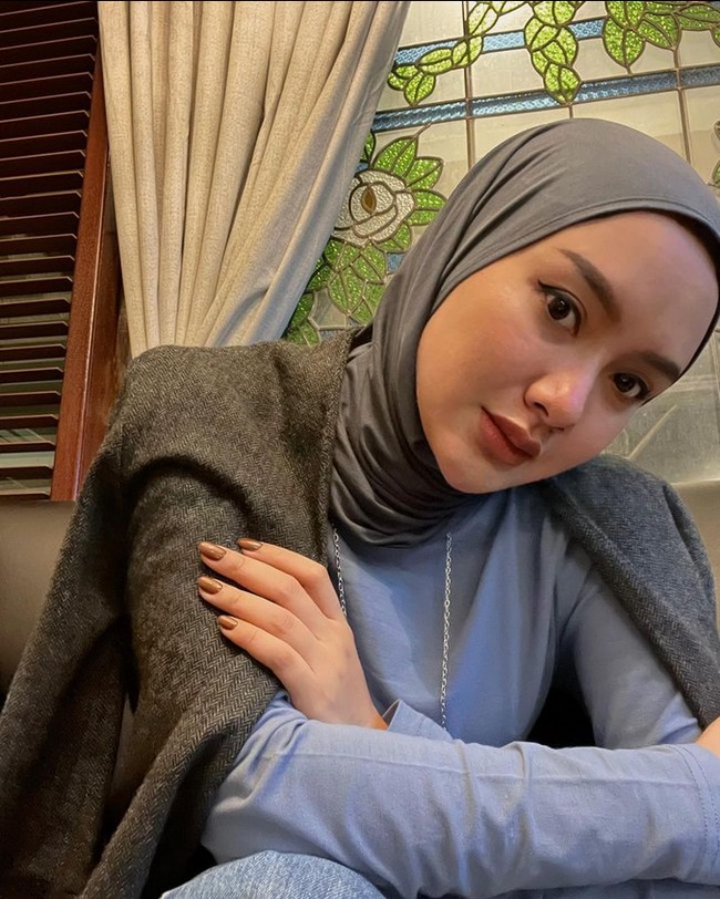 Saat mulai berhijab, wanita kelahiran 14 Agustus 1994 itu berharap agar dirinya menjadi pribadi yang lebih baik lagi dan berguna bagi banyak orang. Terimakasih semua atas doa dan ucapannya. Sebenernya makin tahun umur makin berkurang hehe merasa makin tua. Semoga aku semakin belajar menjadi pribadi yang lebih baik. Bisa berguna untuk banyak orang, di sekitarku dan yang aku sayang. Love you 🖤, tulis Cita Citata di Feeds Instagramnya. Foto: Dok. Instagram @cita_citata.