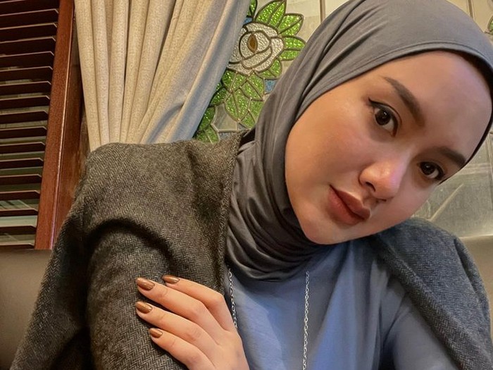 Gaya hijab Cita Citata tuai kritik.