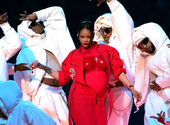 Di panggung Super Bowl 2023, Rihanna sekaligus membuktikan tetap bisa memberikan penampilan totalitasnya meski sedang mengandung. Beyonce juga pernah melakukannya saat mengumumkan kehamilan pertamanya di MTV Video Music Awards 2011. (Foto: Kevin Mazur/Getty Images for Roc Nation)