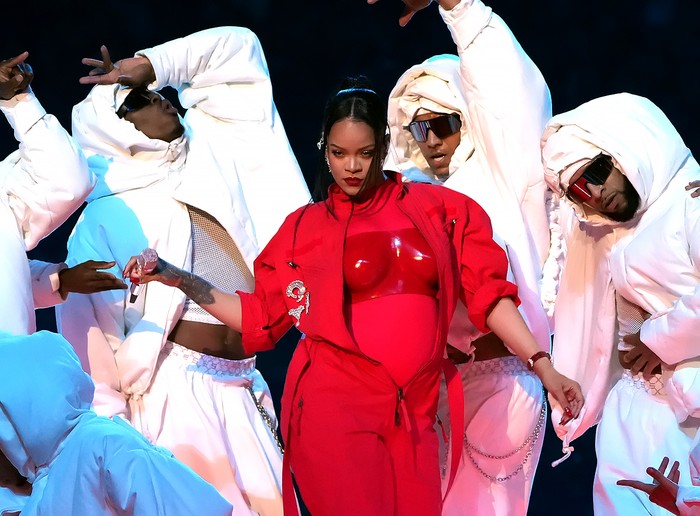Gaya Rihanna di Super Bowl 2023 GLENDALE, ARIZONA - FEBRUARY 12: Rihanna performs during Apple Music Super Bowl LVII Halftime Show at State Farm Stadium on February 12, 2023 in Glendale, Arizona. (Photo by Kevin Mazur/Getty Images for Roc Nation)