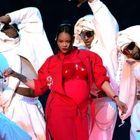 Di panggung Super Bowl 2023, Rihanna sekaligus membuktikan tetap bisa memberikan penampilan totalitasnya meski sedang mengandung. Beyonce juga pernah melakukannya saat mengumumkan kehamilan pertamanya di MTV Video Music Awards 2011. (Foto: Kevin Mazur/Getty Images for Roc Nation)