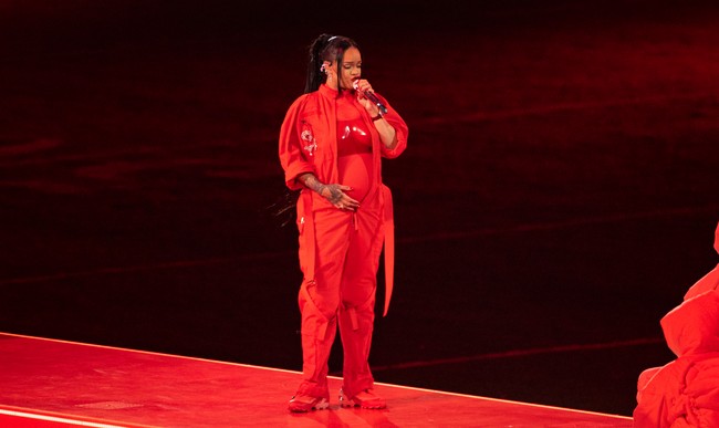 Janin yang dikandung Rihanna merupakan buah cintanya yang kedua bersama rapper A$AP Rocky. Kabar tersebut membuat banyak fans terkejut mengingat Rihanna baru melahirkan anak pertamanya 9 bulan lalu. (Foto: Christopher Polk/Variety via Getty Images)