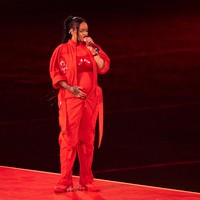 Janin yang dikandung Rihanna merupakan buah cintanya yang kedua bersama rapper A$AP Rocky. Kabar tersebut membuat banyak fans terkejut mengingat Rihanna baru melahirkan anak pertamanya 9 bulan lalu. (Foto: Christopher Polk/Variety via Getty Images)