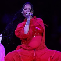Beberapa hari menjelang tampil di Super Bowl 2023, Rihanna mengungkap bagaimana statusnya sebagai seorang ibu memotivasinya untuk menerima tawaran mengisi salah satu perhelatan terbesar di dunia olahraga tersebut.Saat menjadi ibu, ada keberanian besar yang muncul untuk menghadapi dunia bahwa kamu bisa melakukan apapun. Super Bowl adalah panggung terbesar di dunia dan cukup menakutkan dan membuatku tertantang untuk menaklukan ketakukan itu. Penting bagi putraku untuk melihat ini, katanya. (Foto: Gregory Shamus/Getty Images)