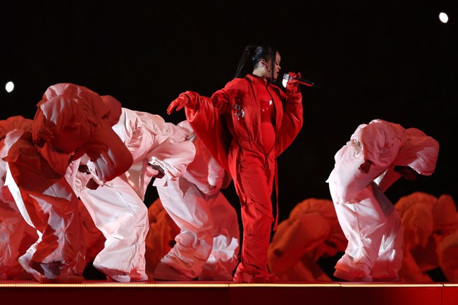 Adapun sarung tangan kulit merah dibuat oleh rumah mode Prancis Alaia. Untuk sepatu, penyanyi yang juga pendiri merek kosmetik Fenty ini mengandalkan sneakers MM6 Maison Margiela x Salomon Cross High Sneakers. (Foto: Ezra Shaw/Getty Images)