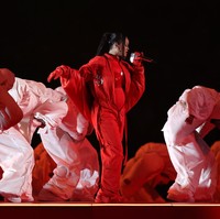 Adapun sarung tangan kulit merah dibuat oleh rumah mode Prancis Alaia. Untuk sepatu, penyanyi yang juga pendiri merek kosmetik Fenty ini mengandalkan sneakers MM6 Maison Margiela x Salomon Cross High Sneakers. (Foto: Ezra Shaw/Getty Images)